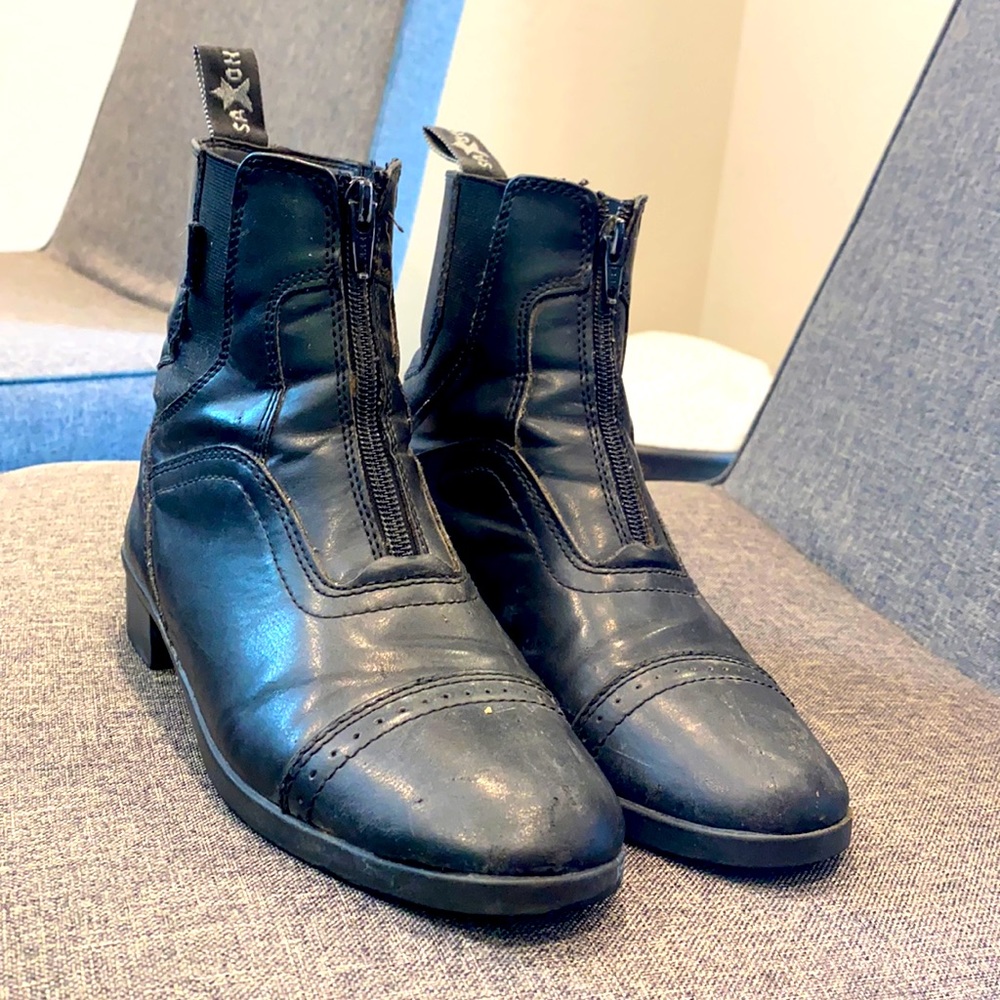 Black women’s Saxon paddock boots. Size 5.5